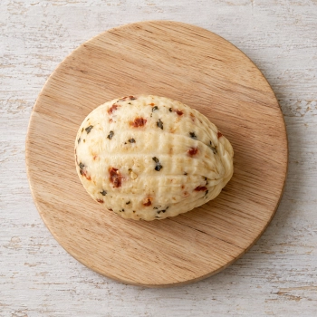 Swojski ser z czosnkiem, pomidorem i bazylią niewędzony 350g na okrągłej drewnianej desce